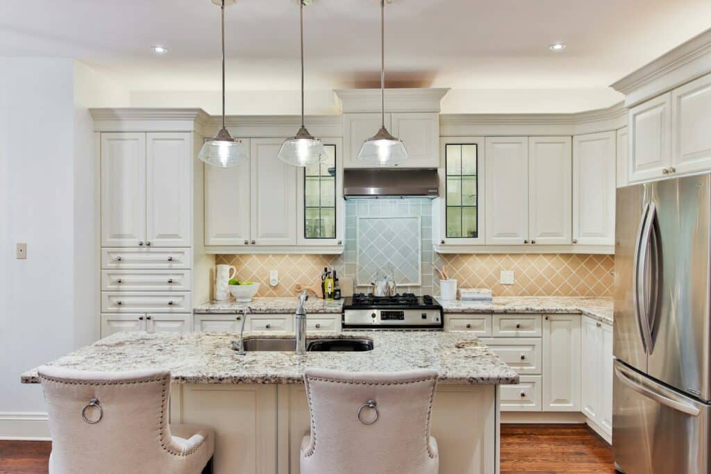 Quartz vs granite: kitchen with a granite island and a tile backsplash
